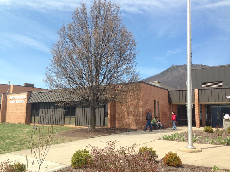 File:Spotwood High School.jpg